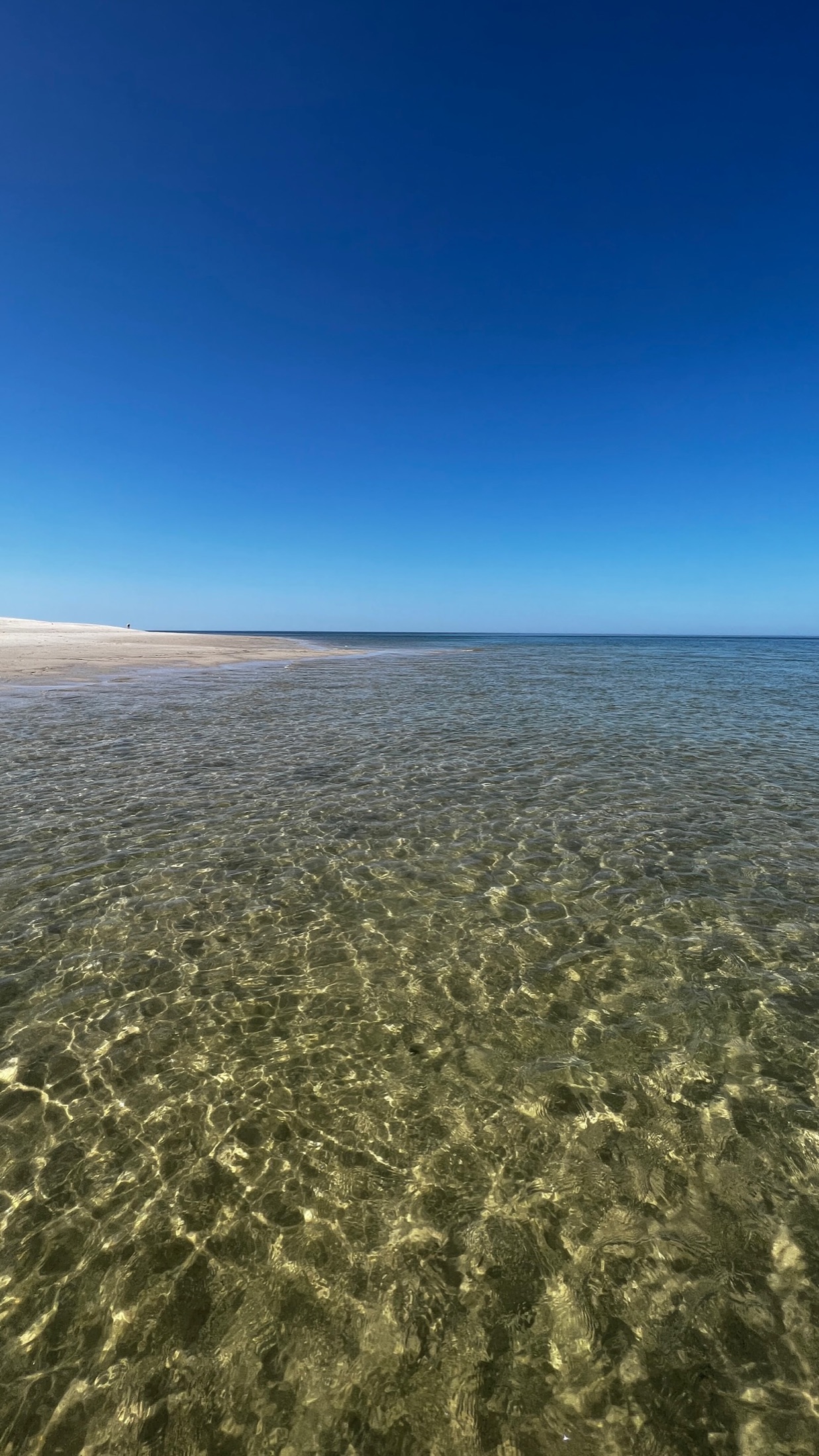 Türkisblaues Wasser und weißer Sandstrand am Ellenbogen